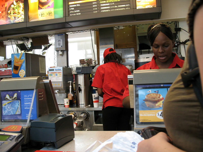 Illustration for article titled “Necesito que desnudes a una empleada”: cómo decenas de gerentes en McDonalds fueron engañados con una broma macabra